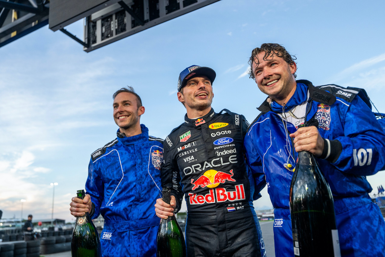 Max Verstappen完成百人超車挑戰後，與其他車手一同舉杯慶祝Red Bull《Max vs 100》精彩落幕。（Red Bull提供）
